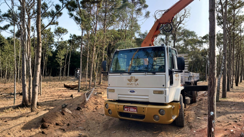 Escolher entre guindaste e munck depende do tipo de carga, alcance e condições do terreno, uma decisão estratégica ressaltada por Altevir Seidel.