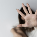 Câmara aprova aumento de pena para lesão corporal grave contra mulheres: avanços e impactos