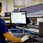 Impressão sob demanda no mercado atual: com Dalmi Fernandes Defanti Junior, entenda como esse modelo transforma produção e personalização no setor gráfico