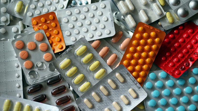 Uso excessivo de analgésicos piora a enxaqueca: entenda os riscos e como evitar o ciclo da dor