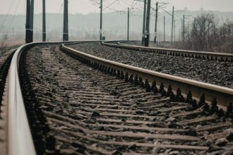 Linha 9 Esmeralda em São Paulo: novos descarrilamentos expõem fragilidade operacional e pressão sobre mobilidade urbana