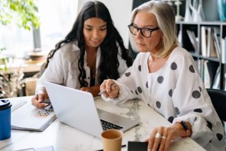 Projeto para contratação de mulheres 40+ na tecnologia ganha força e pode transformar o mercado digital no Brasil
