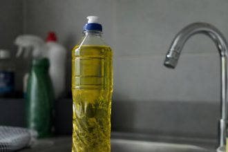 Ypê e os riscos à saúde: o que a presença de bactéria revela sobre segurança doméstica no Brasil