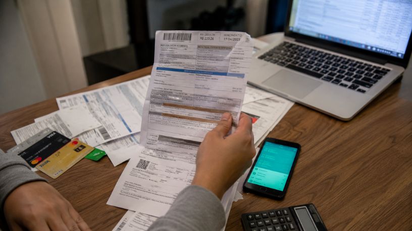 Endividamento no Brasil expõe fragilidade financeira das famílias e desafia a economia
