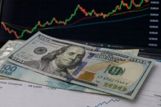O Impacto das Ameaças Tarifárias de Donald Trump no Câmbio e a Reação do Dólar Frente ao Real