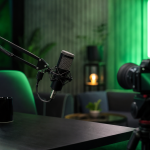 Microfone e câmera em estúdio de videocast representando a monetização de podcasts no Spotify