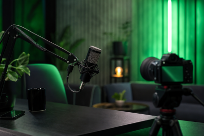Microfone e câmera em estúdio de videocast representando a monetização de podcasts no Spotify