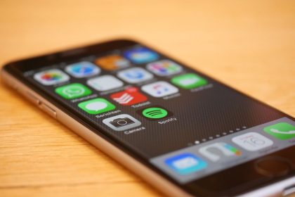 Smartphone exibindo vários ícones de aplicativos na tela.