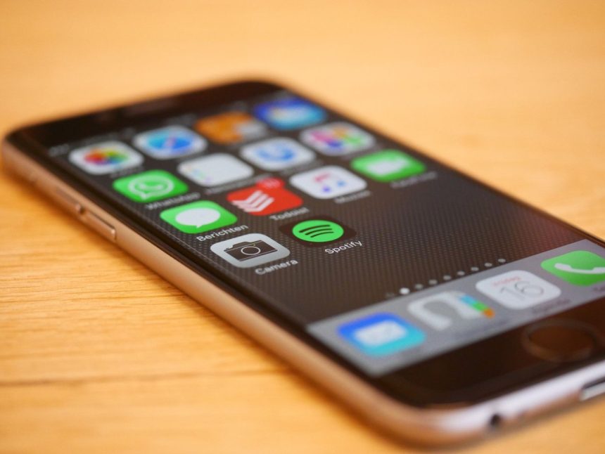 Smartphone exibindo vários ícones de aplicativos na tela.